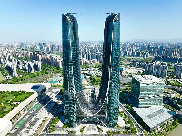 找幕墙发光字厂家，是选本地小厂还是外地大公司？
