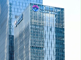 桂林银行楼顶大型发光字制作安装工程案例