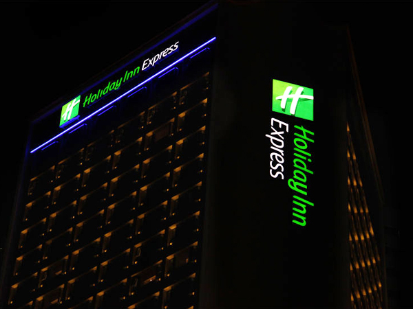 如何避免高空发光字出现故障？