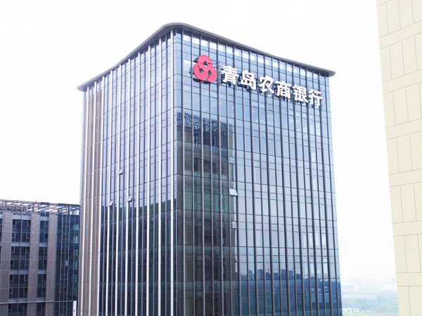玻璃幕墙如何安装大字？