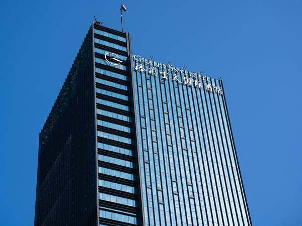 大型楼顶发光字正常使用寿命是多久？