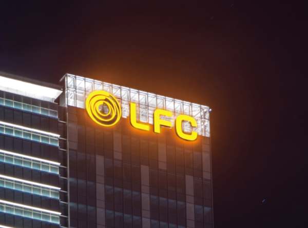 大厦楼顶发光字是怎么抗台风的呢